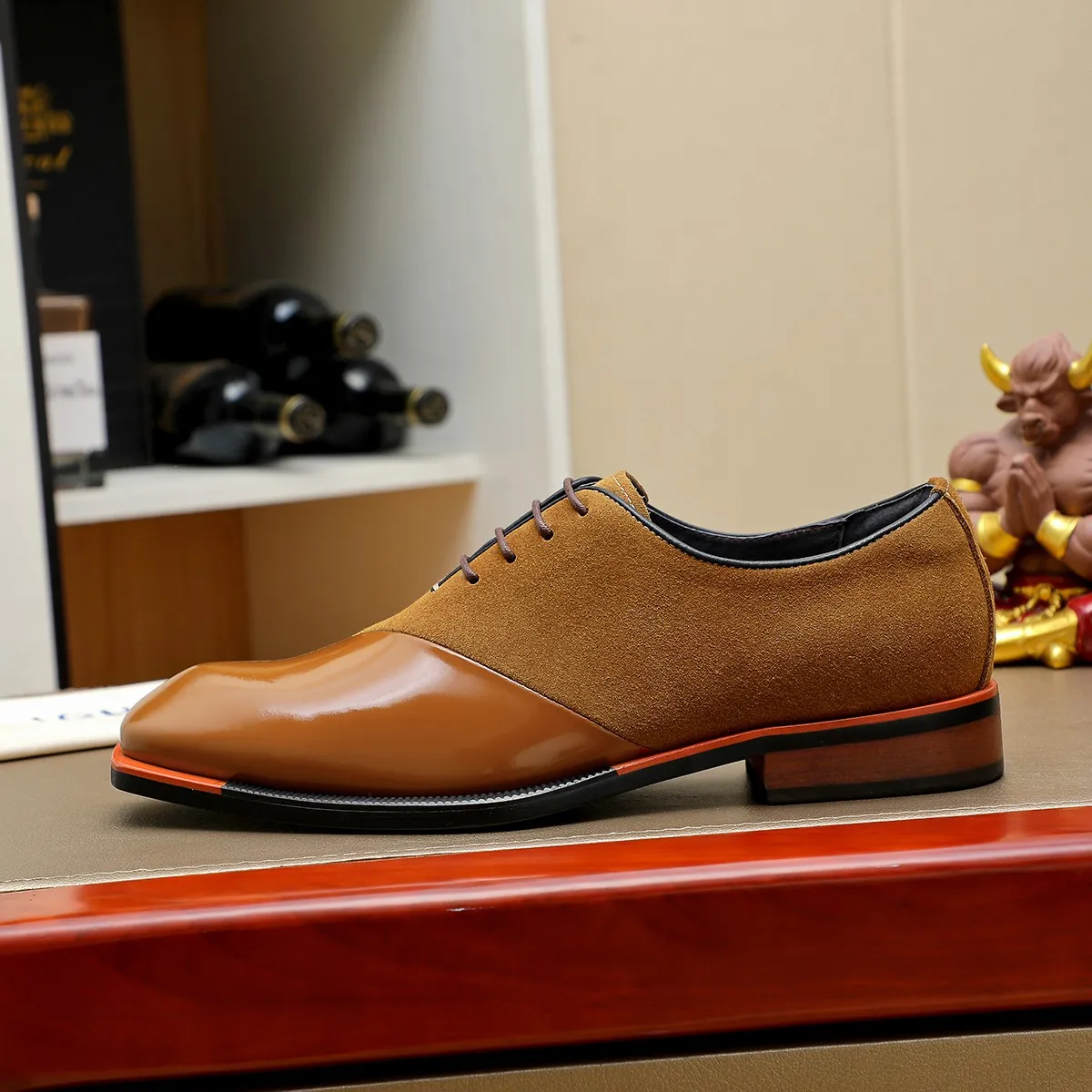 Men's shoes 💰620 💰 Louis Vuitton LV ® Autumn and Winter 🆕 models 🔛Full shoe counter First layer cowhide, 🐂leather lined casual shoes for men, super soft outsole, essential for driving. Counter synchronized original first layer cowhide completely 1:1 mold customization 🌹Top version, 2 colors available! Number: 38-45 (37.46. Customized)